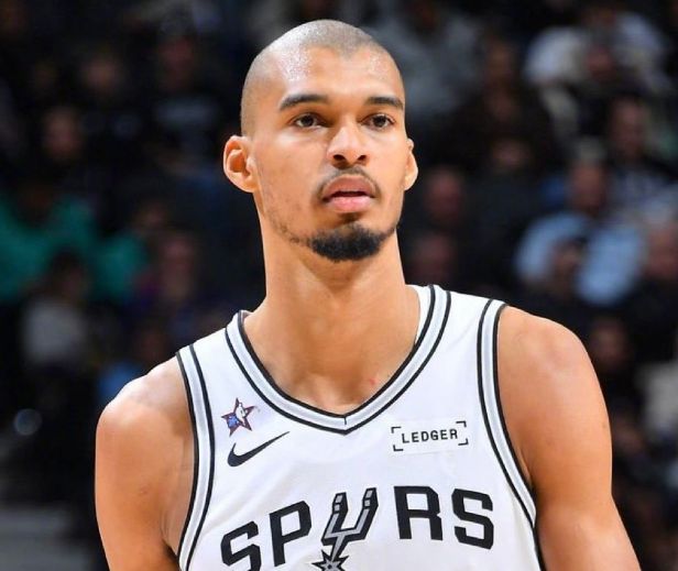 文班亚马复出率队轻取黄蜂，马刺巩固西部第二