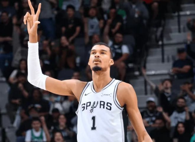 文班亚马复出率队轻取黄蜂，马刺巩固西部第二