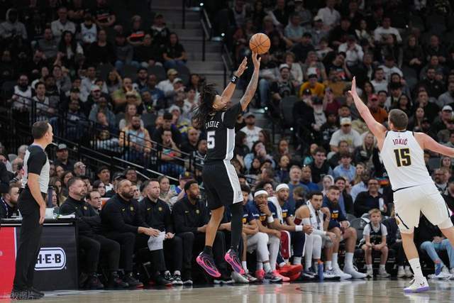 马刺主场遭掘金20分逆转 穆雷末节爆发率队逆转